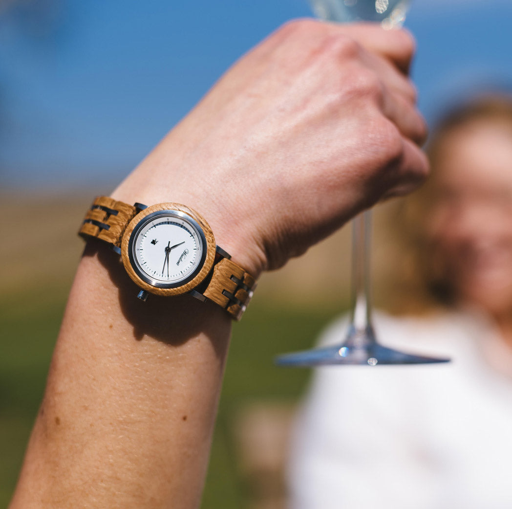 Grapevine Damen Uhr mit Holzband aus echtem französischem Allier Eichenfass Naturprodukt Natur Weinliebhaber Barrique Damenuhr Holzuhr Weinuhr
